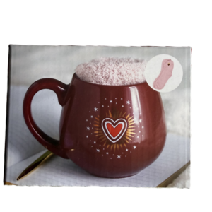 taza corazón con calcetines