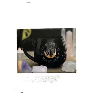 taza negra con luna y mineral